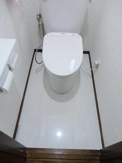 ハイドロセラフロアで清潔感あるトイレ空間！